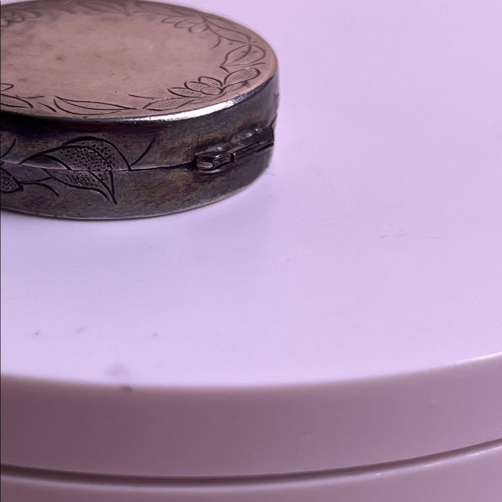 Antique Engraved Sterling Silver Round Pill Box 16.33 grams - Picture 10 of 11